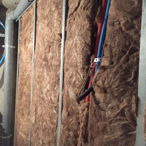 Un mur avec beaucoup d'isolant