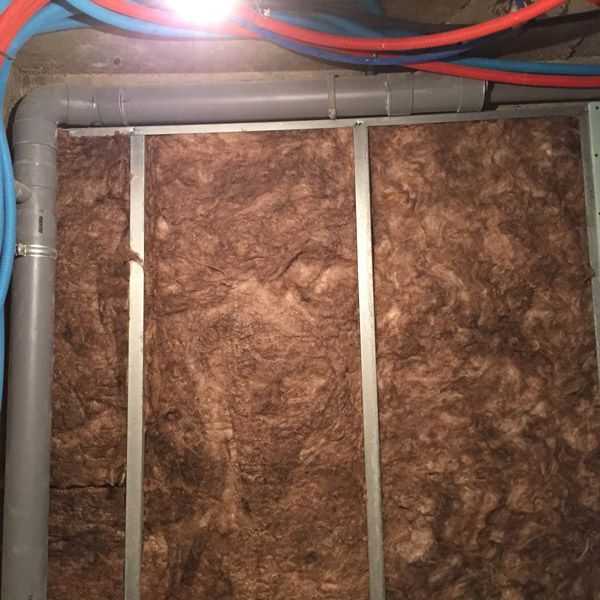 Un mur avec beaucoup de fils qui en sortent.