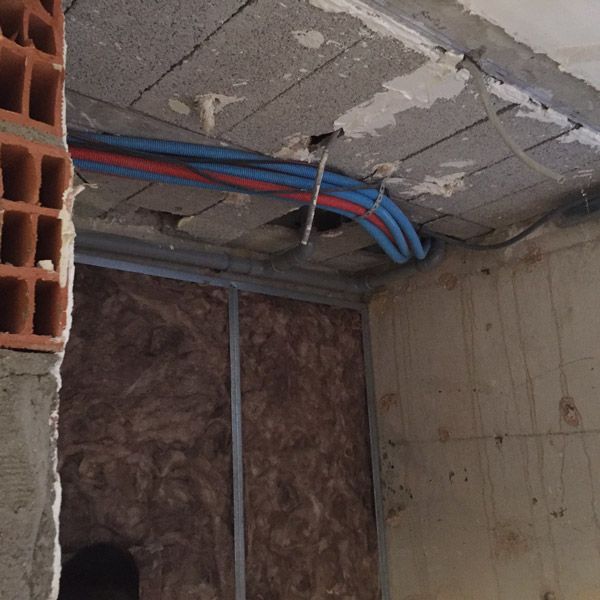 Un tas de fils pendent du plafond