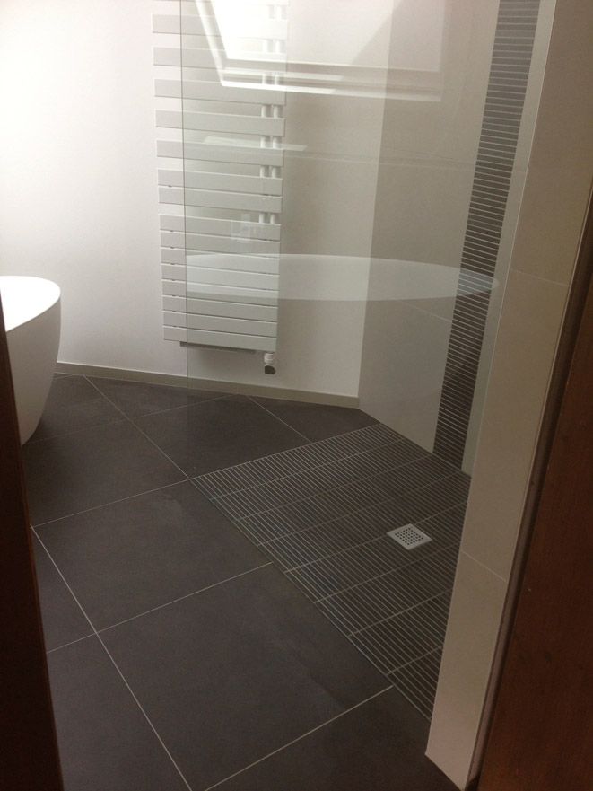 Une salle de bain avec douche à l'italienne et baignoire.