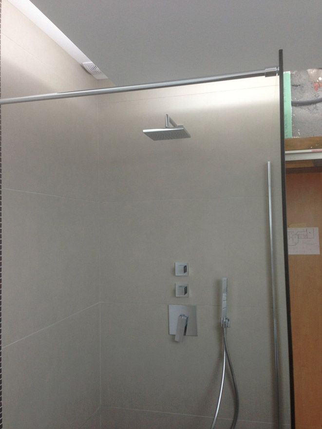 Une salle de bain avec une pomme de douche et une douche à main.