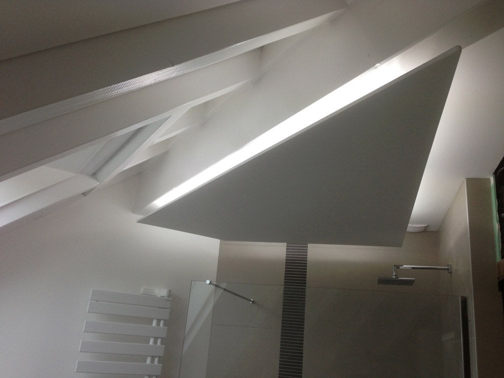 Une salle de bain avec un plafond en forme de triangle et une douche