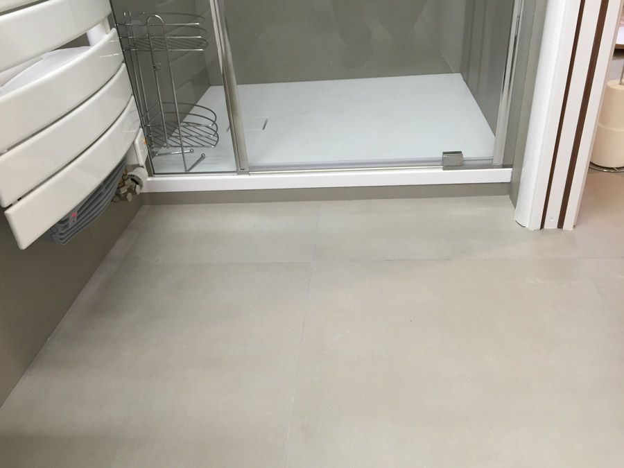 Une salle de bain avec une cabine de douche et un porte-serviettes.