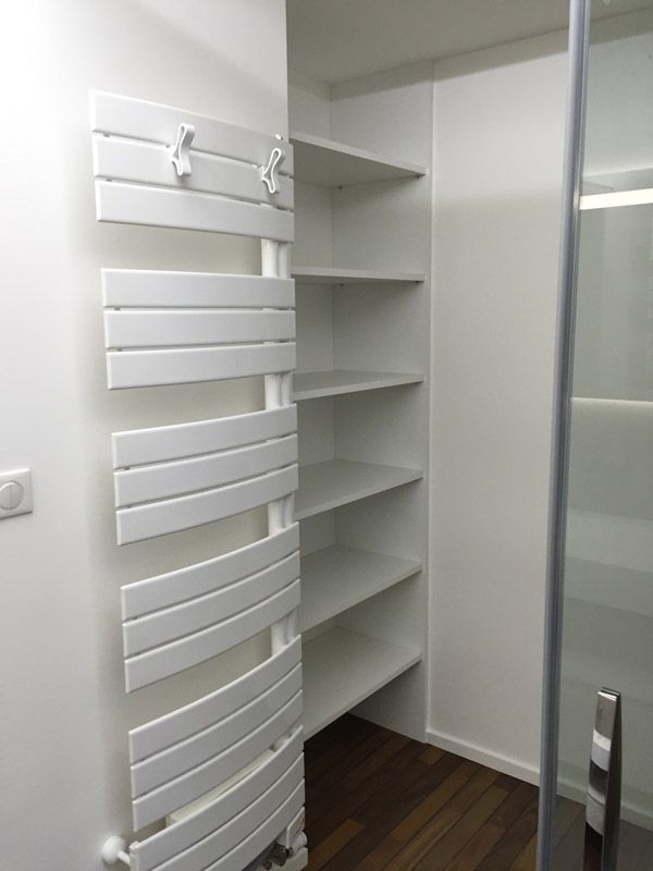 Il y a un porte-serviettes dans le coin de la pièce.