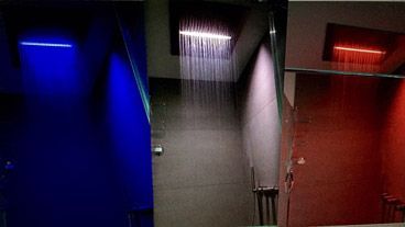 Une pomme de douche avec une lumière bleue et rouge qui en sort.