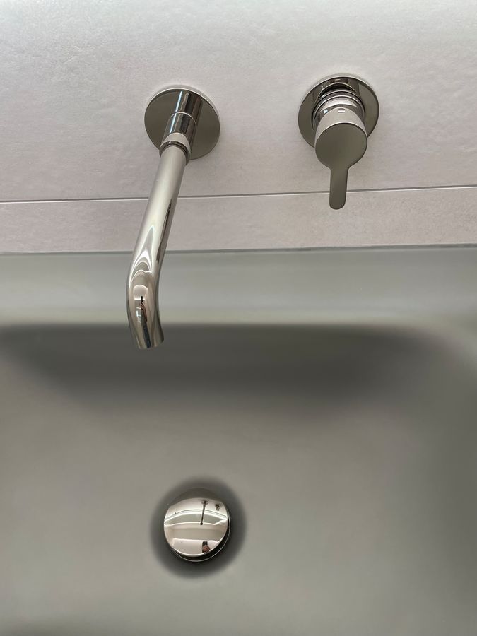 Un lavabo de salle de bain avec deux robinets et un drain.