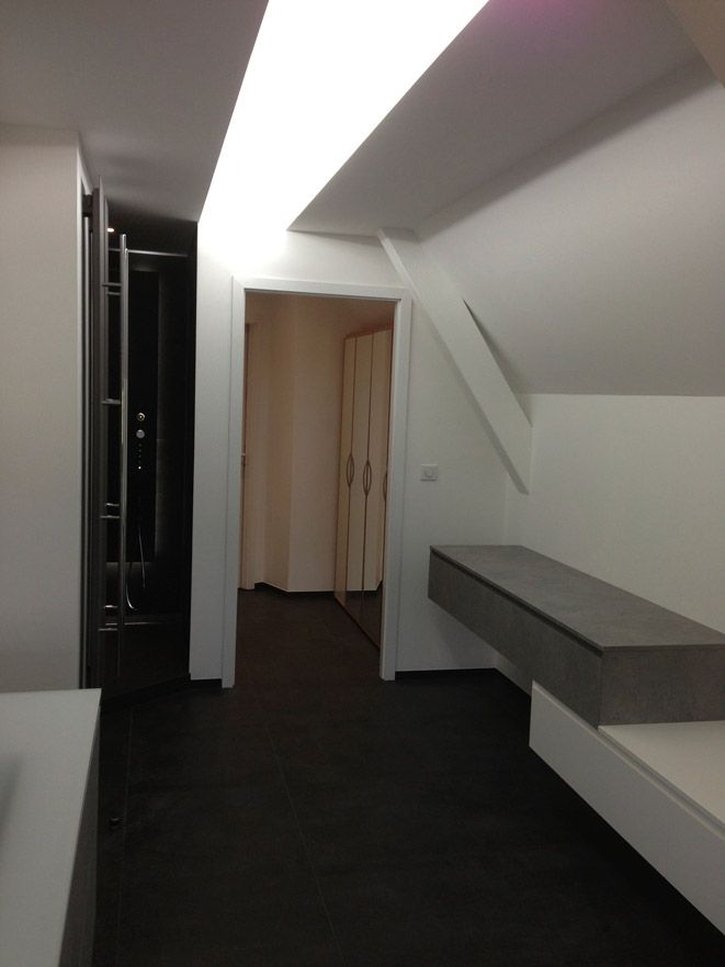 Un couloir avec une étagère dans le coin