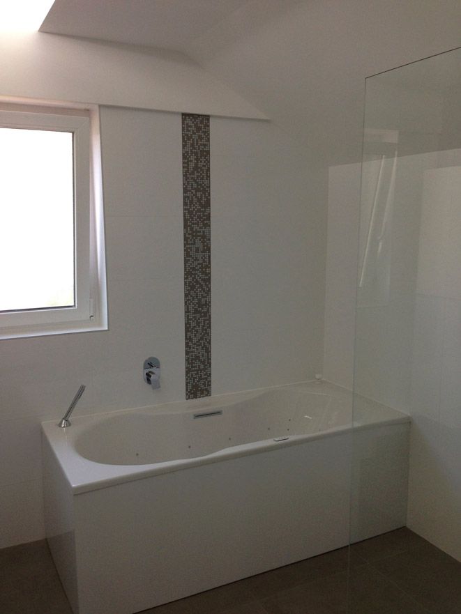 Une salle de bain avec baignoire et fenêtre.