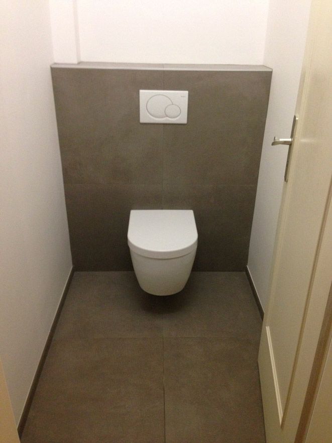 Une petite salle de bain avec WC et porte.