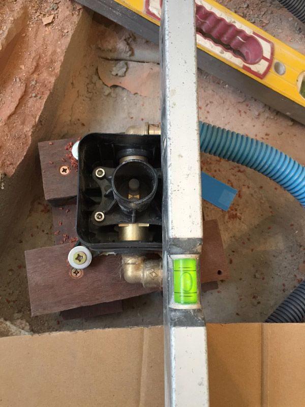 Un niveau est posé à côté d'une boîte sur une table.