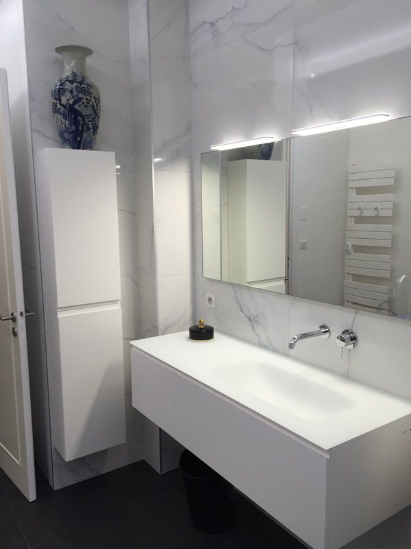 Une salle de bain avec un lavabo et un miroir