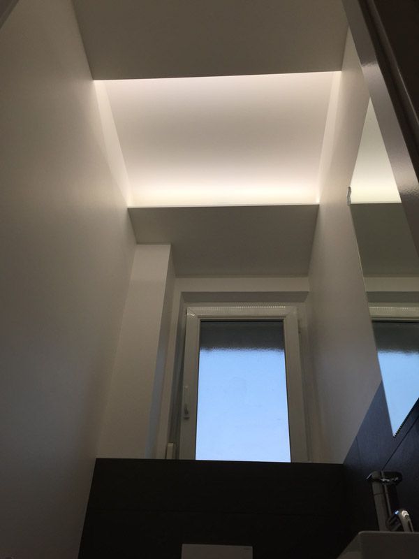 Regardant le plafond d'une salle de bain avec une fenêtre