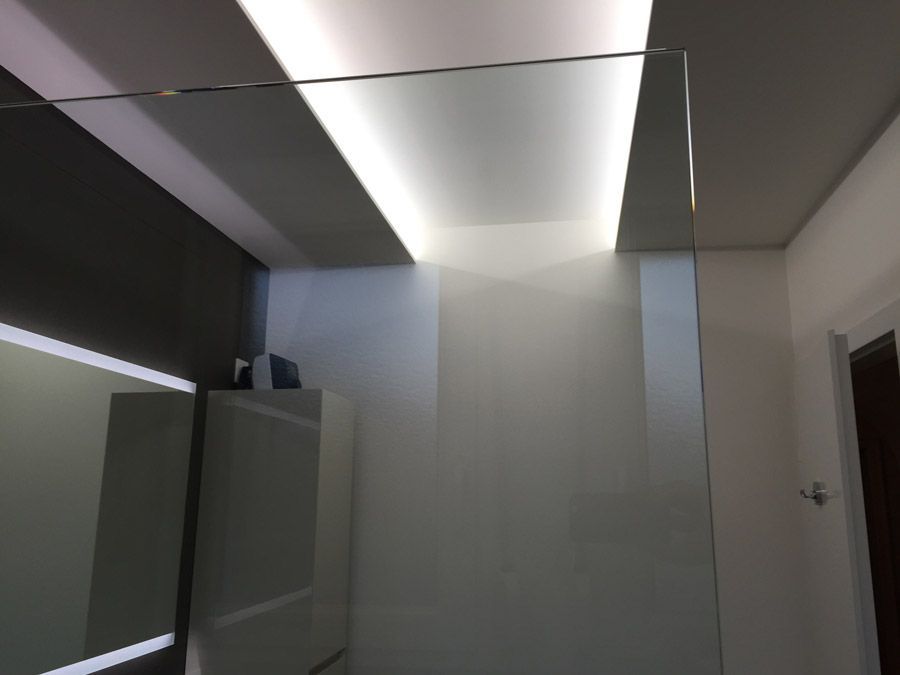 Une salle de bain avec une douche à l'italienne et un miroir