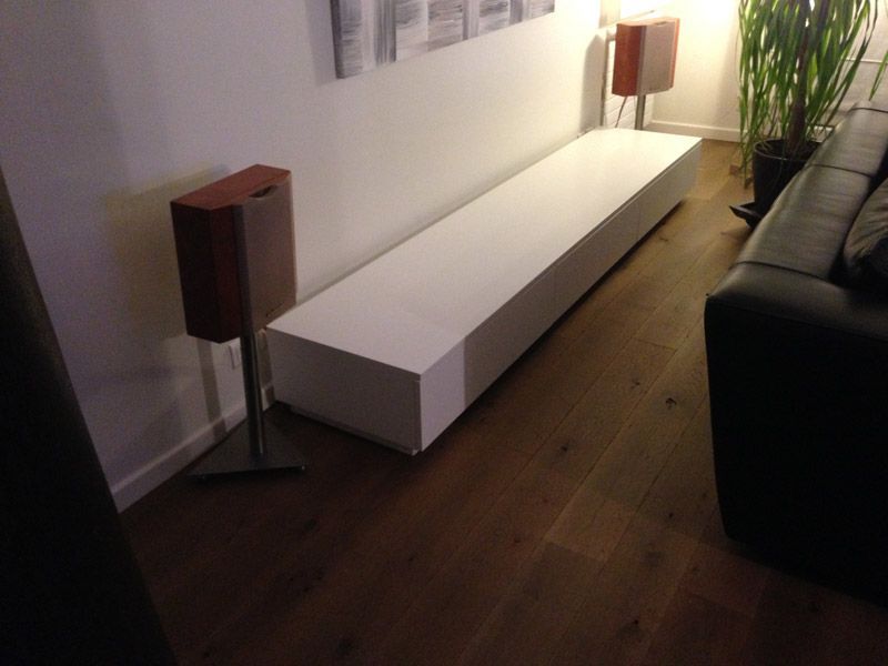 Un salon avec un canapé et deux enceintes