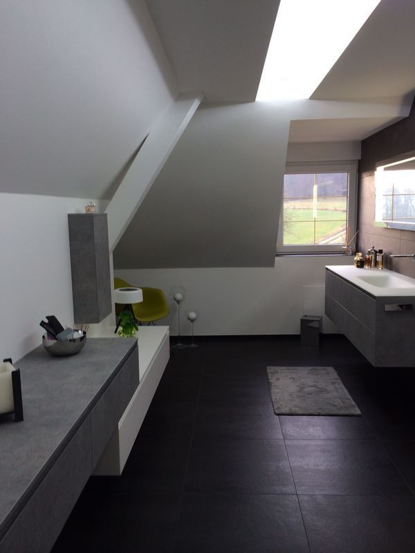 Une salle de bain avec un lavabo et une fenêtre