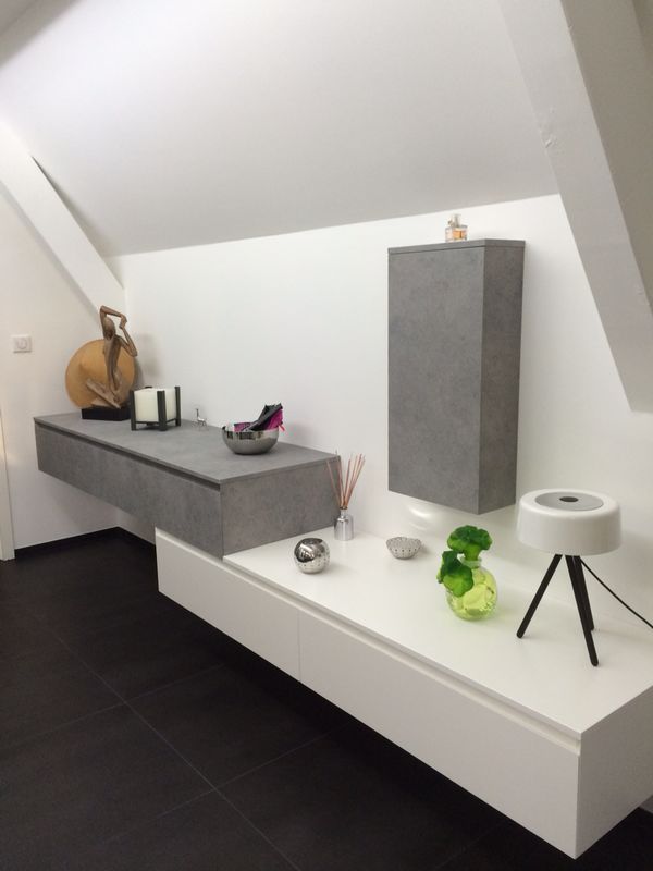 Une pièce avec une étagère blanche et une armoire grise