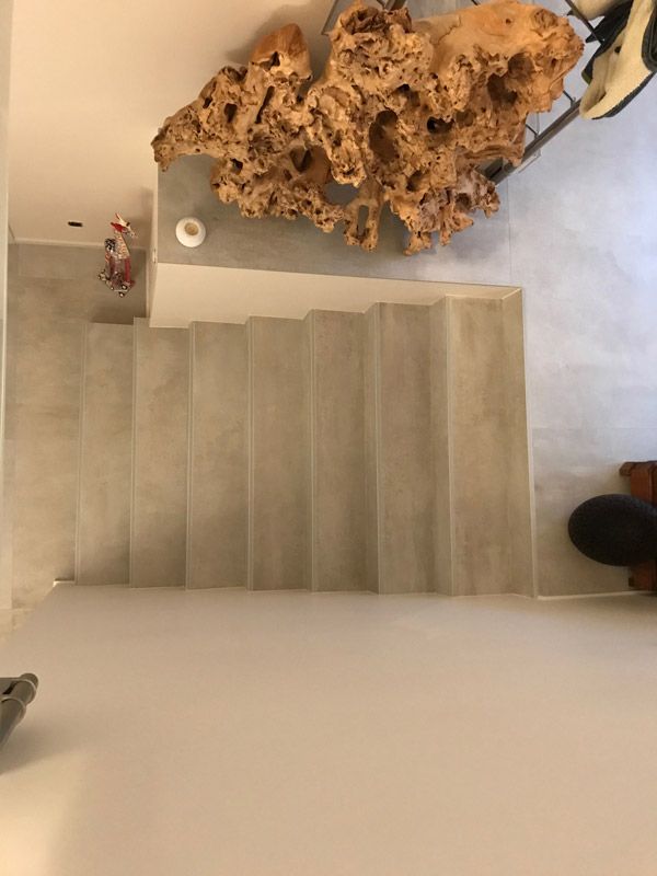 Un escalier avec un gros rocher au sommet.