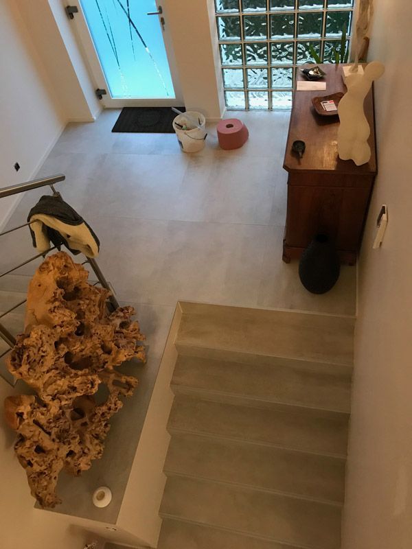 Une vue aérienne d'une pièce avec des escaliers et une porte