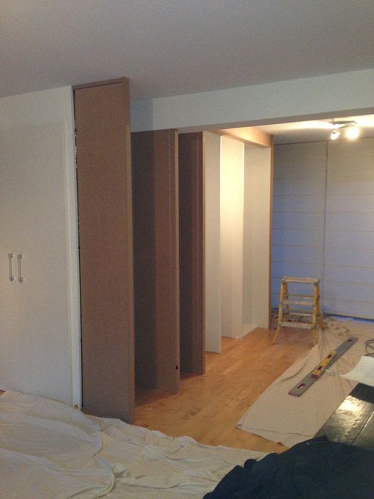 Une pièce avec un lit et une échelle dedans