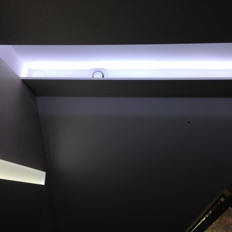 Un plafond avec une lumière dessus dans une pièce sombre.