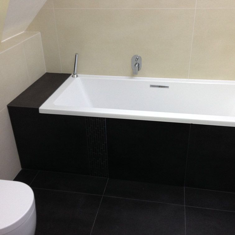 Une baignoire dans une salle de bain à côté des toilettes