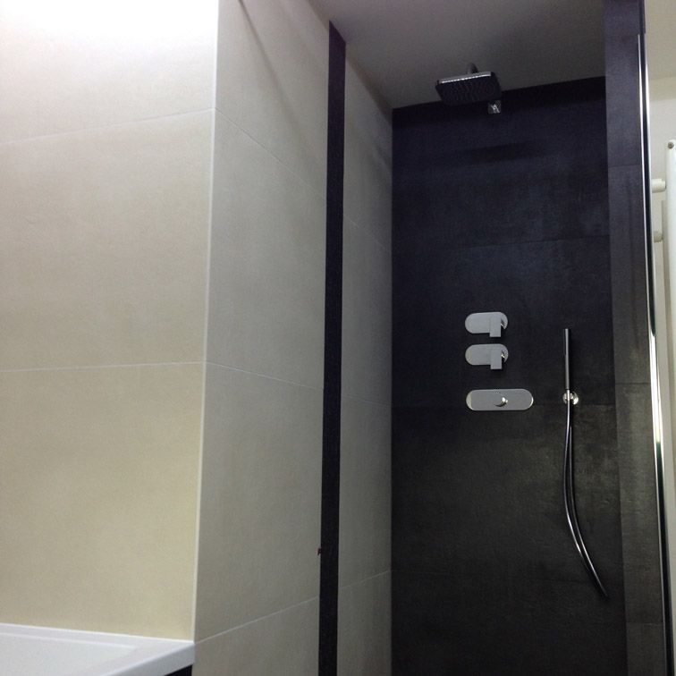 Une salle de bain avec douche et baignoire