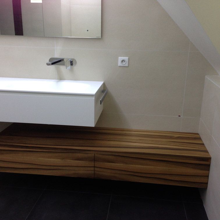 Une salle de bain avec un lavabo et un miroir au mur