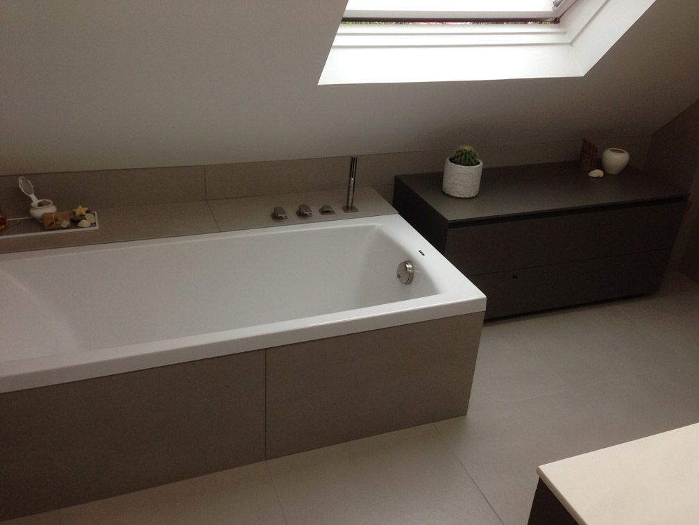 Une salle de bain avec baignoire et fenêtre