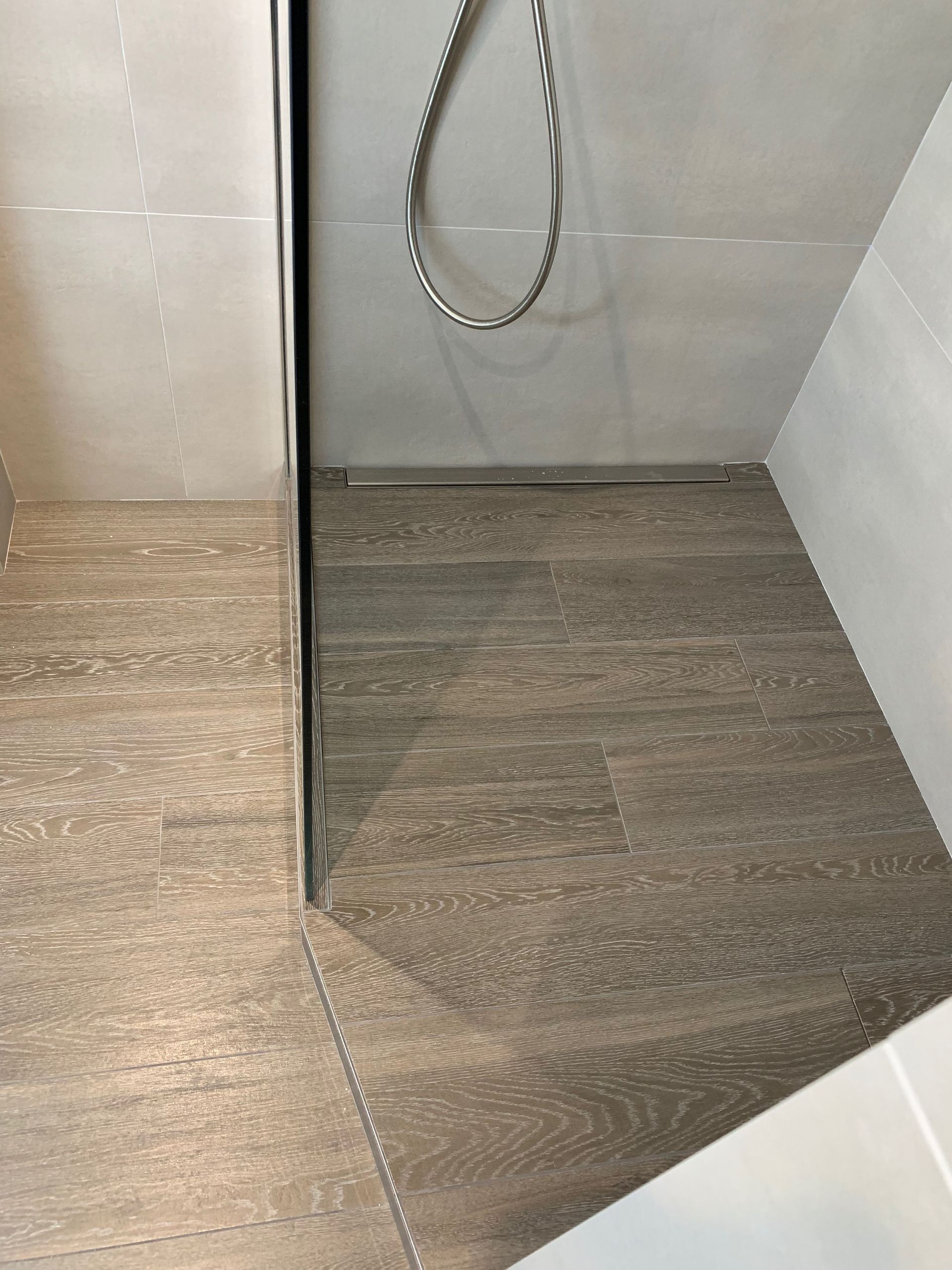 Une salle de bain avec douche à l'italienne et baignoire.