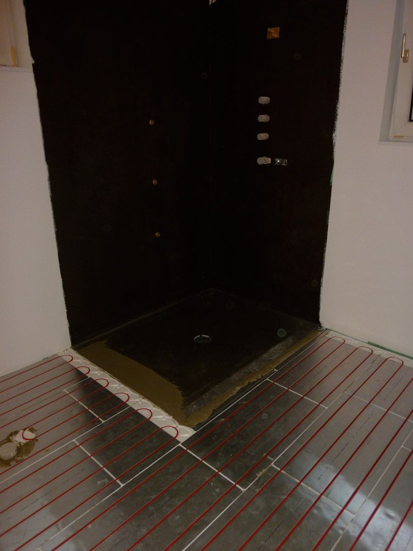 Une pièce avec un sol carrelé et une porte noire