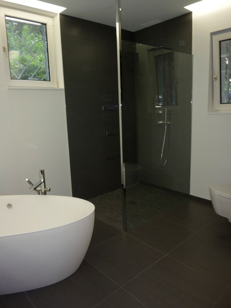 Une salle de bain avec baignoire et toilettes