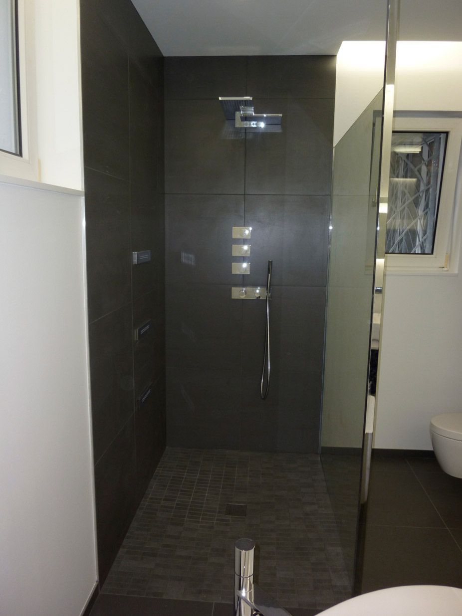 Une salle de bain avec une douche à l'italienne et un lavabo