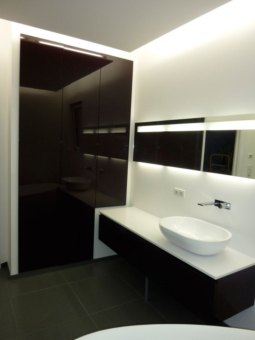 Une salle de bain avec un lavabo et un miroir