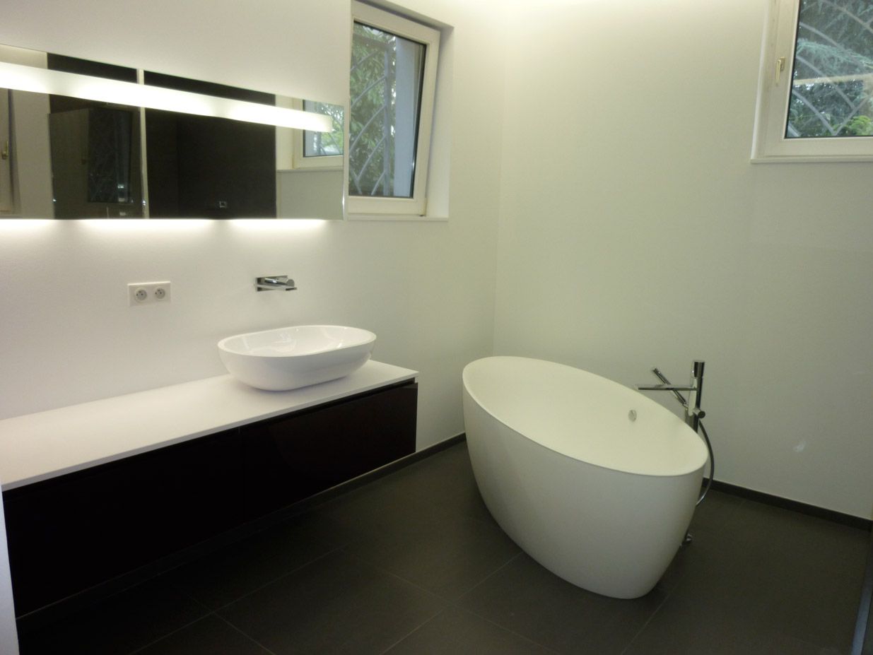 Une salle de bain avec une baignoire et un lavabo