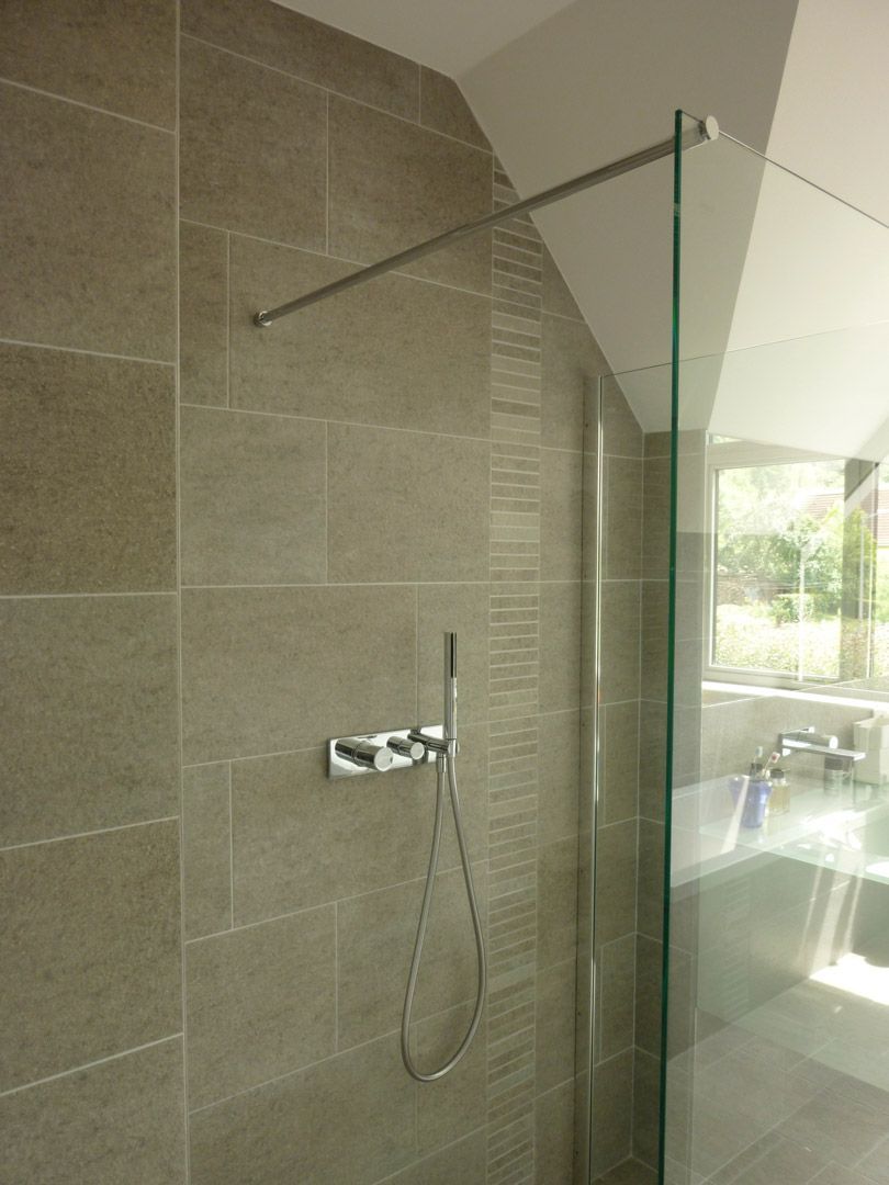 Une salle de bain avec douche à l'italienne et baignoire.