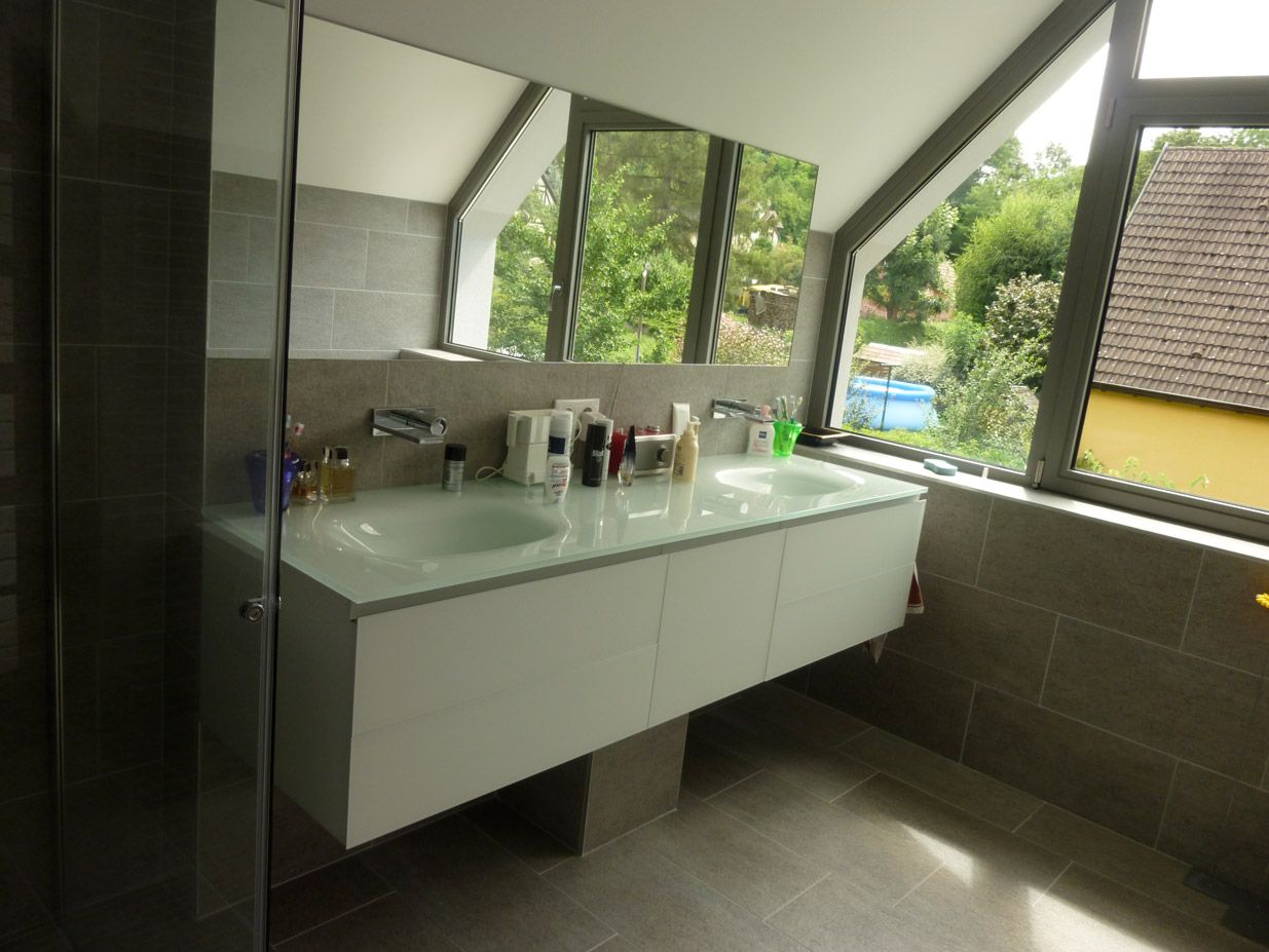 Une salle de bain avec deux lavabos et une grande fenêtre