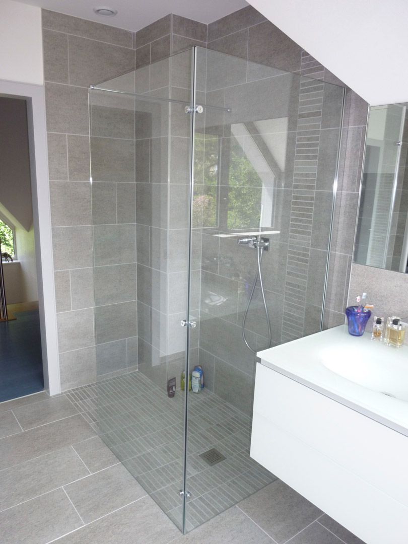 Une salle de bain avec une douche à l'italienne et un lavabo