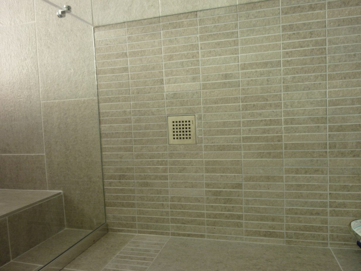 Une salle de bain avec une douche à l'italienne et un miroir