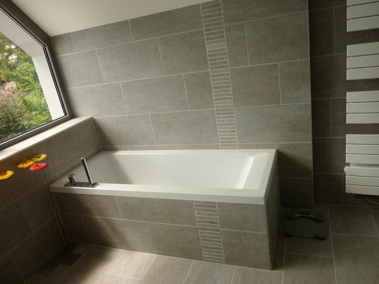 Une salle de bain avec baignoire et fenêtre