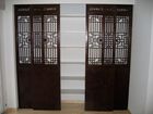 Une paire de portes coulissantes avec un motif géométrique dessus