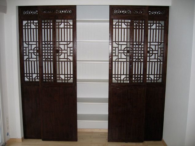 Une paire de portes coulissantes avec un motif géométrique dessus