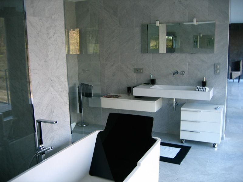 Une salle de bain avec deux lavabos et une baignoire