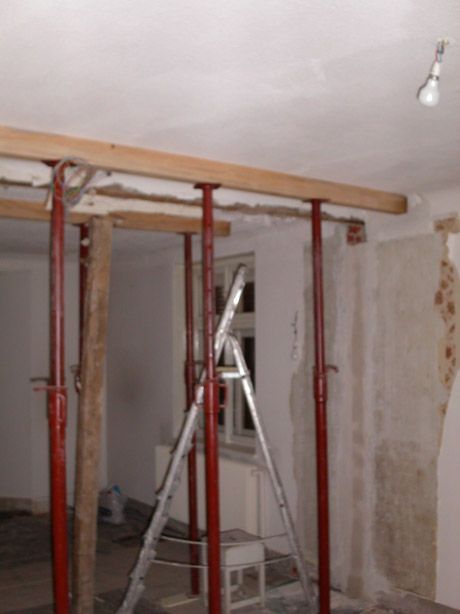 Une échelle est posée dans une pièce en construction