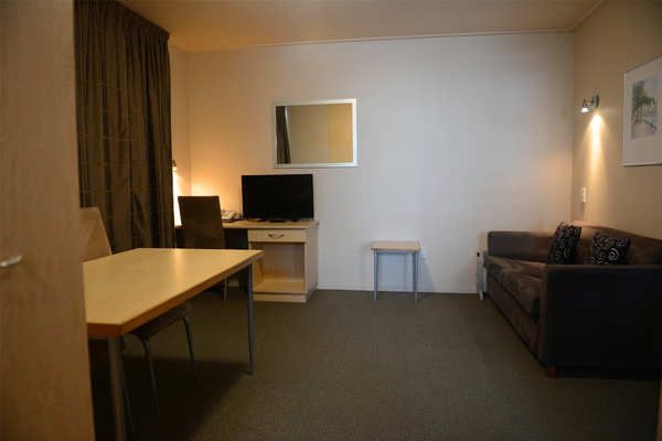 Victoria Court Motor Lodge - Executive Suite with balcony