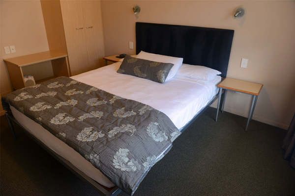 Victoria Court Motor Lodge - Executive Suite with balcony