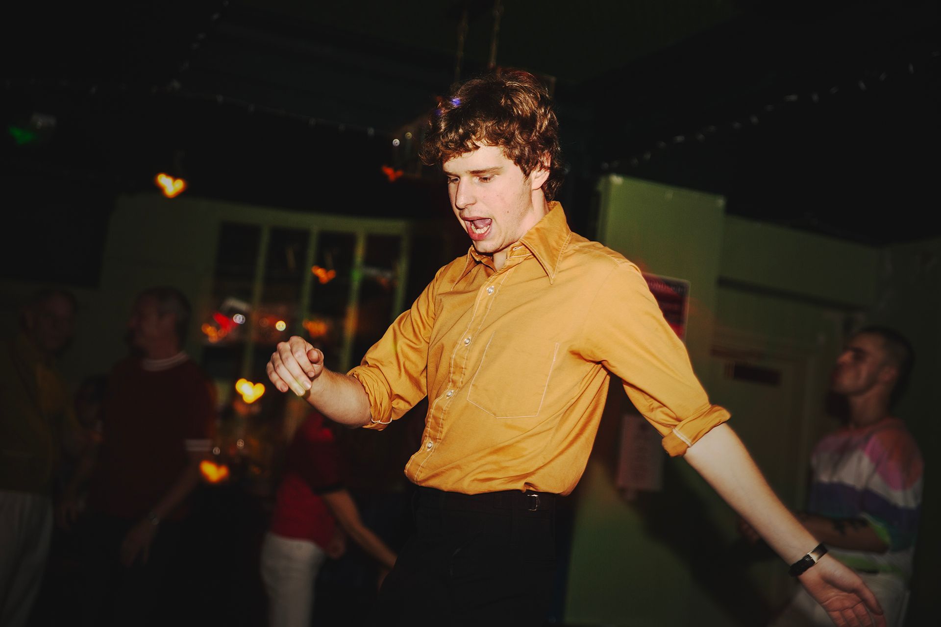A man dancing to Northern Soul in an orange shirt shot by Dammo Photography