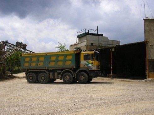 camion per il trasporto di ciottoli e sabbia