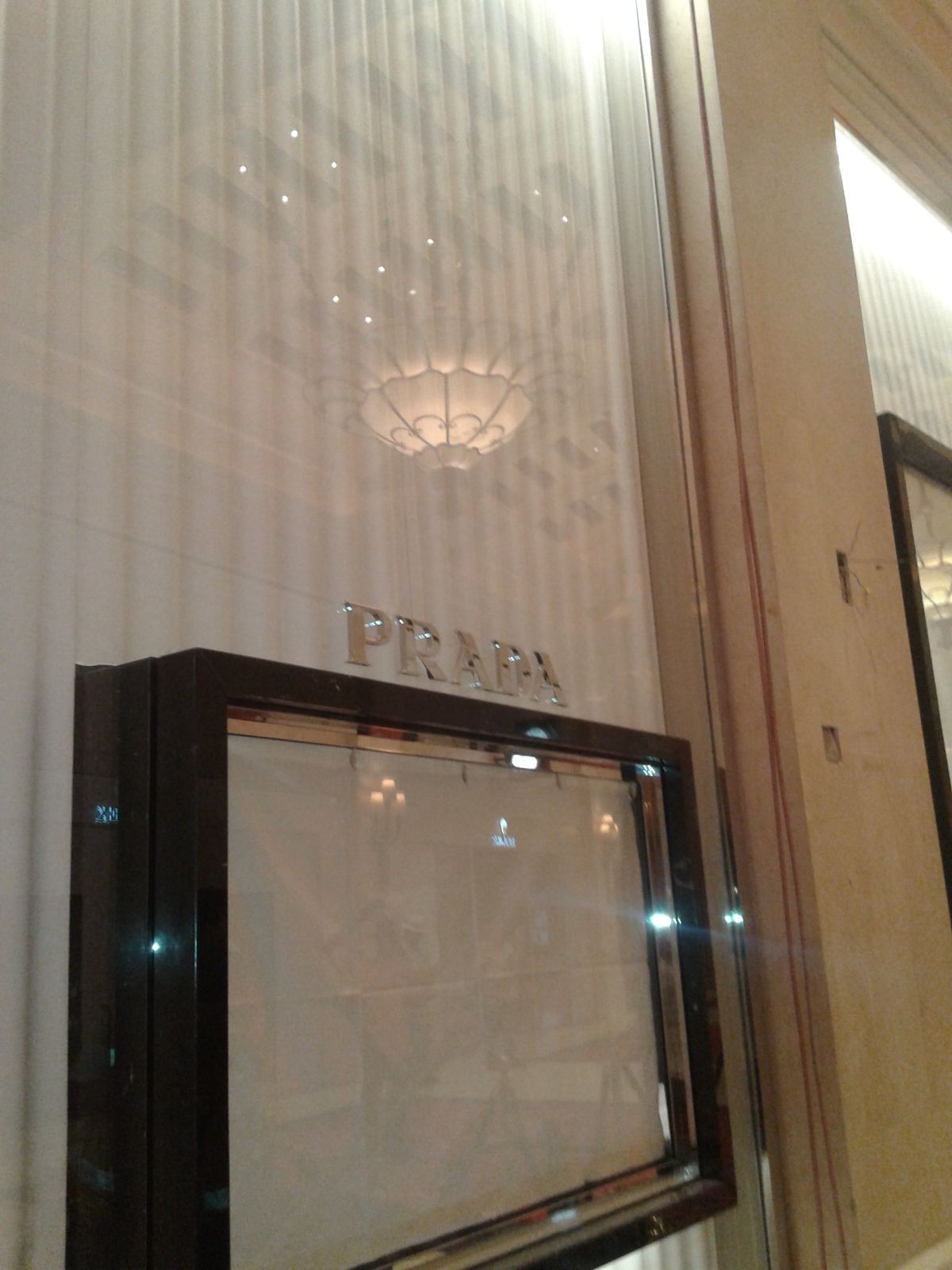 Negozio Prada con complementi in marmo