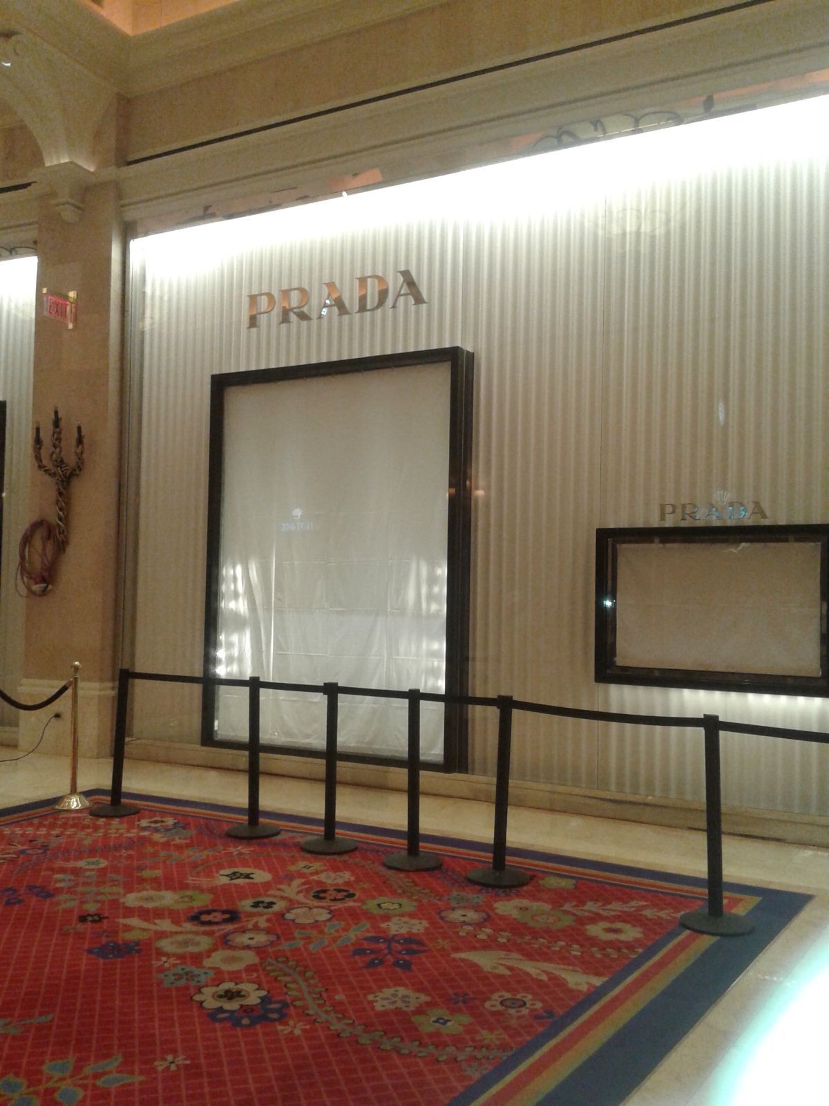 Pavimento negozio Prada in marmo