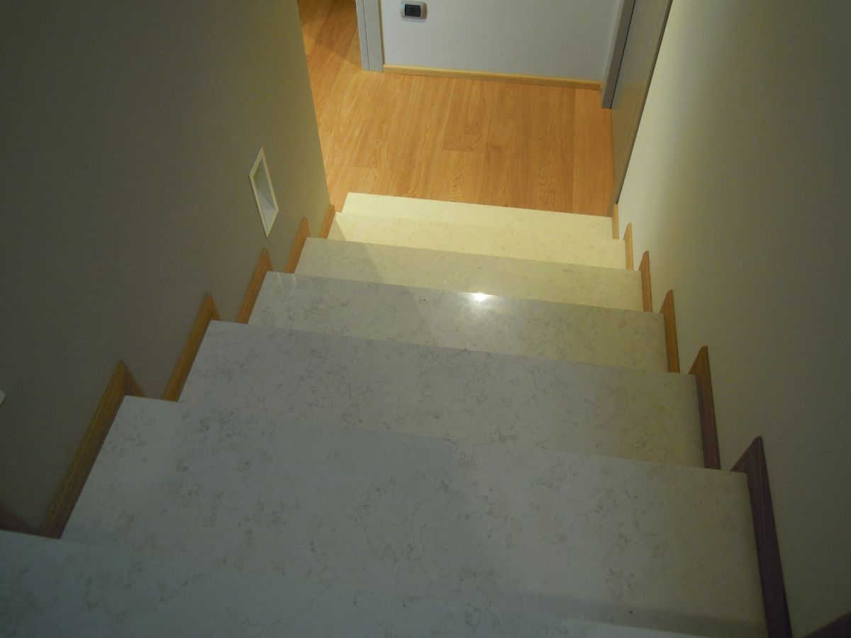 Scala con gradini in marmo